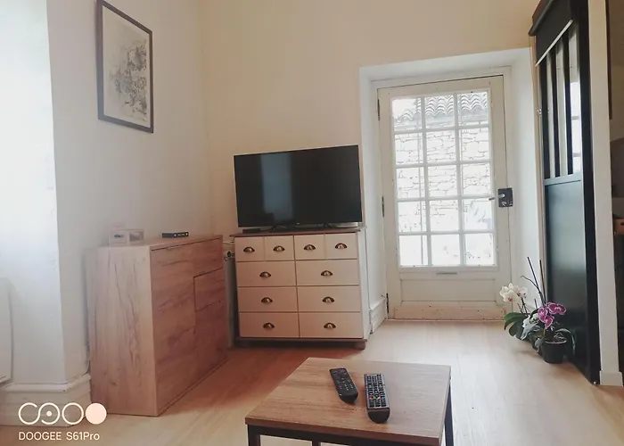 Maison Les Glycines بيت للعطل