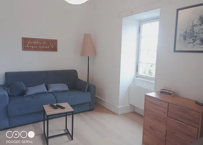 Maison Les Glycines بيت للعطل *