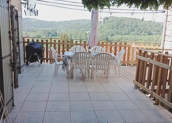 Maison Les Glycines بيت للعطل