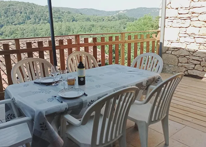 Maison Les Glycines بيت للعطل